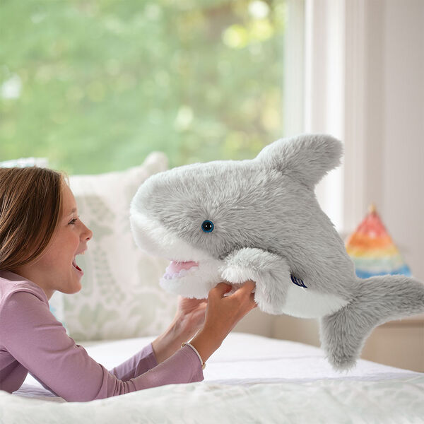 p77-2 18" Oh So Soft Shark